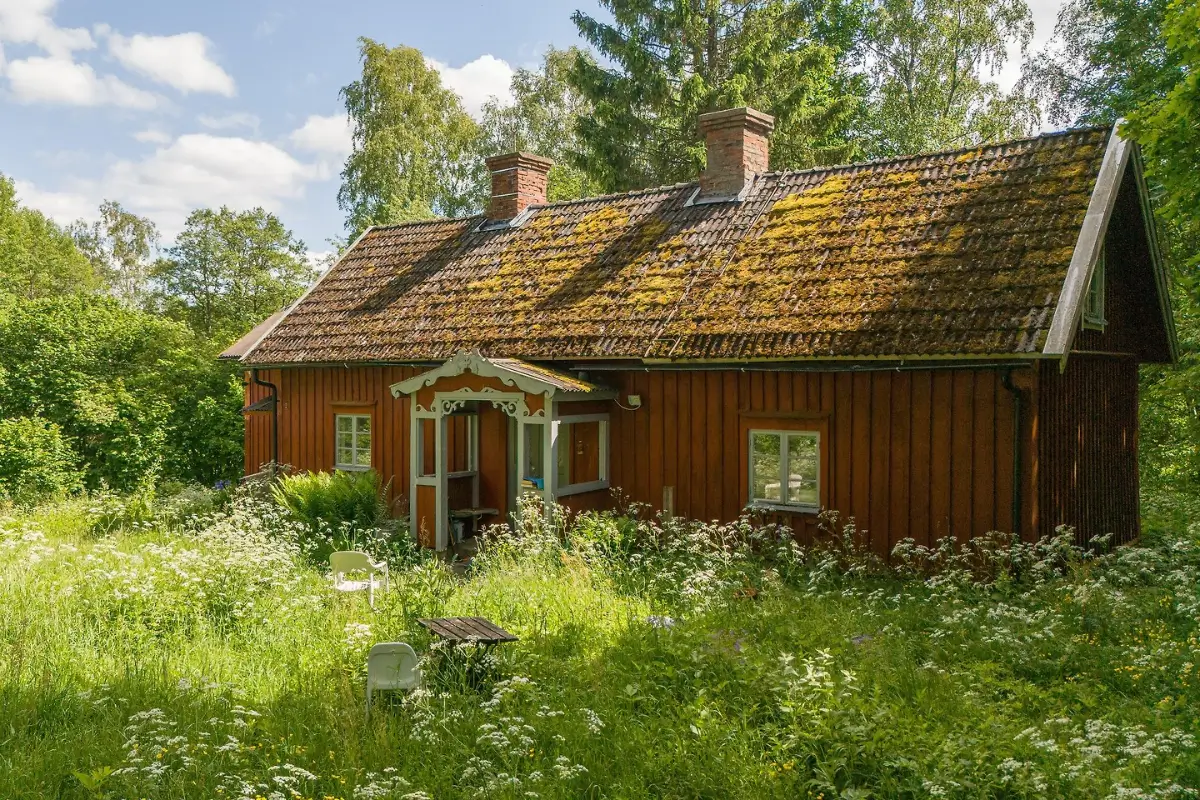 charming-cottage-renovation-opportunity-large-plot-south-central-sweden-cheapscandihomes