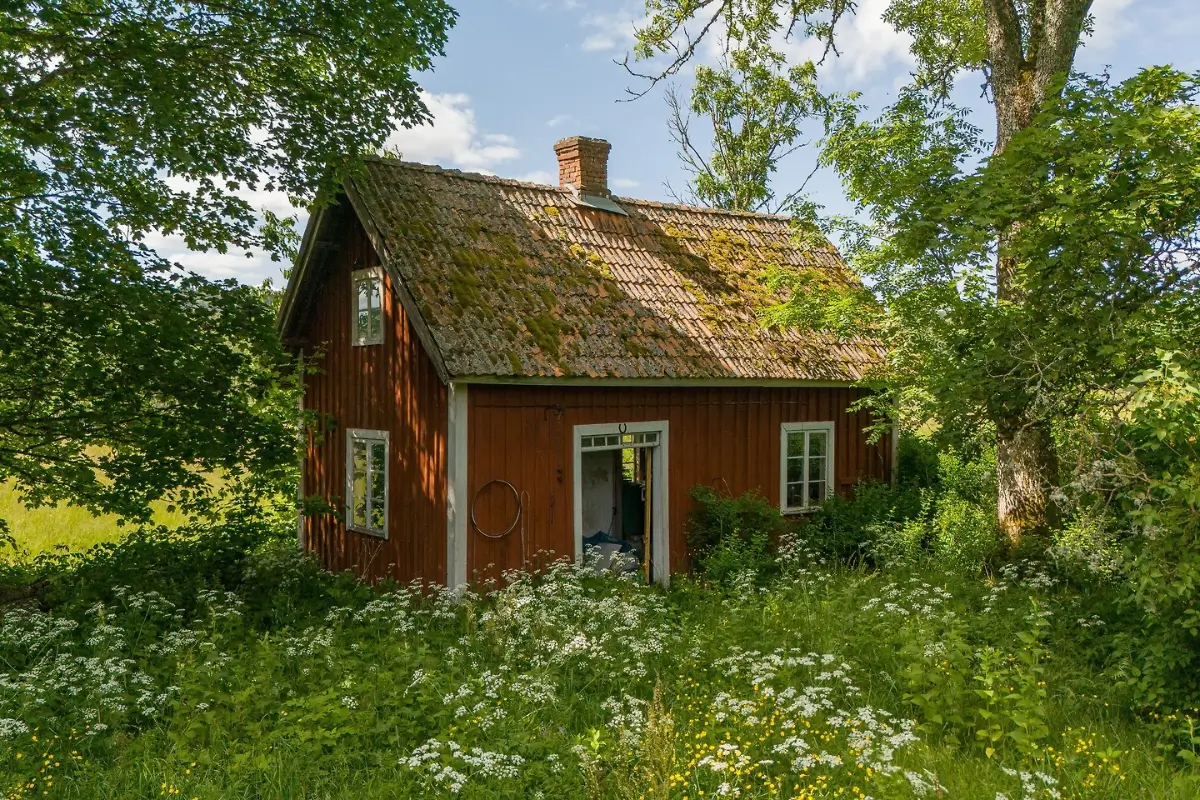 charming-cottage-renovation-opportunity-large-plot-south-central-sweden-cheapscandihomes