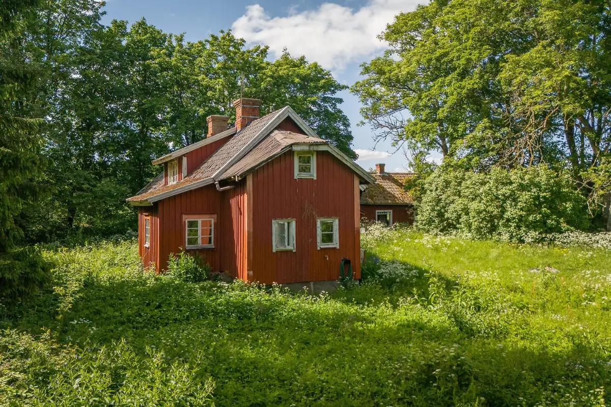 charming-cottage-renovation-opportunity-large-plot-south-central-sweden-cheapscandihomes
