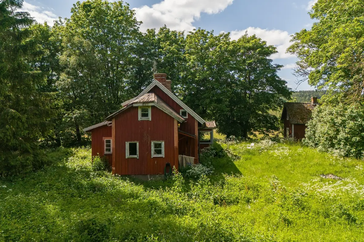 charming-cottage-renovation-opportunity-large-plot-south-central-sweden-cheapscandihomes