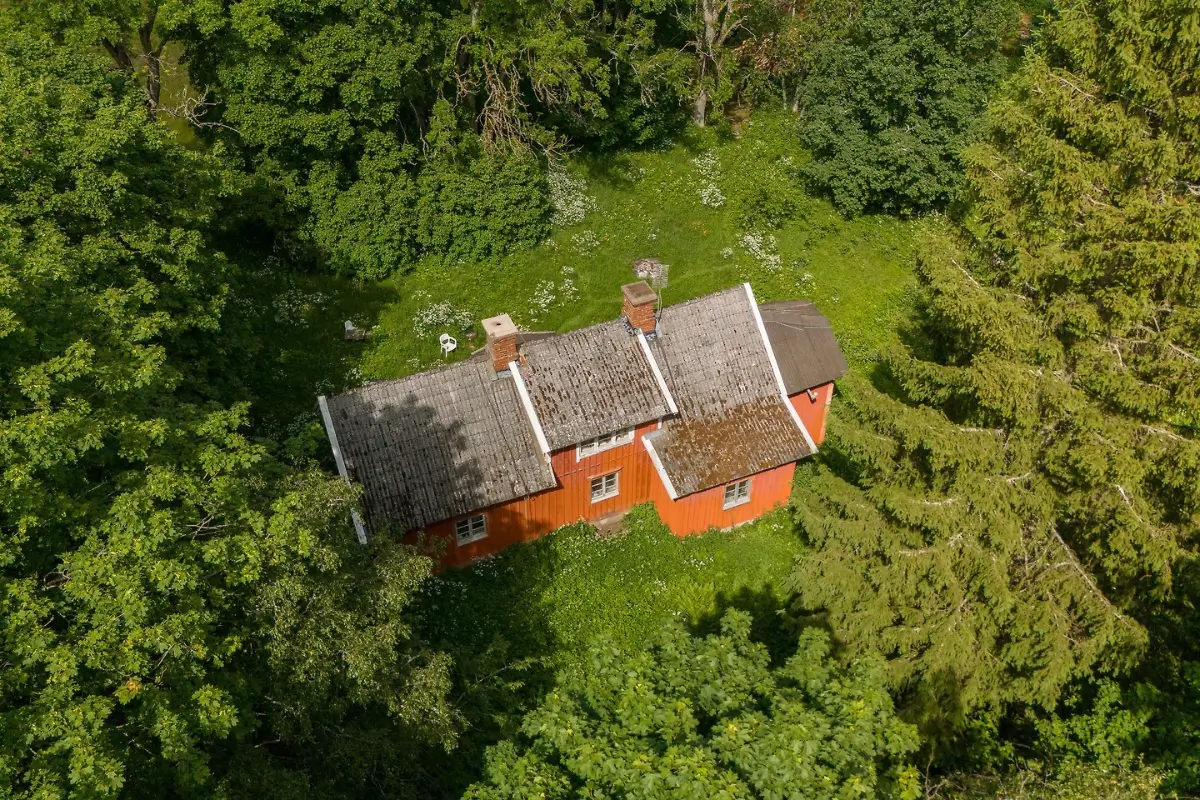 charming-cottage-renovation-opportunity-large-plot-south-central-sweden-cheapscandihomes