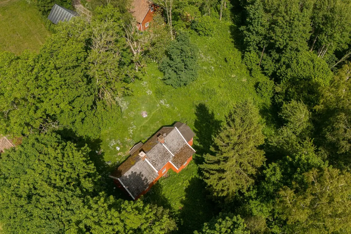 charming-cottage-renovation-opportunity-large-plot-south-central-sweden-cheapscandihomes