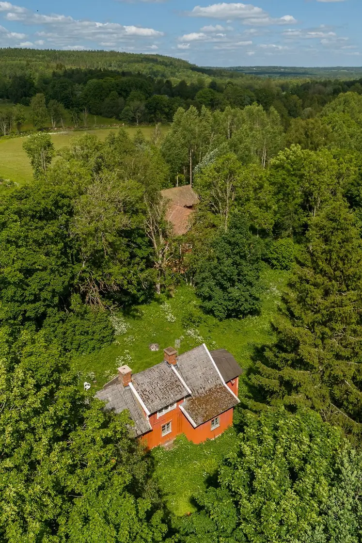 charming-cottage-renovation-opportunity-large-plot-south-central-sweden-cheapscandihomes