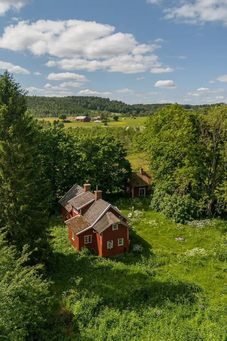 charming-cottage-renovation-opportunity-large-plot-south-central-sweden-cheapscandihomes