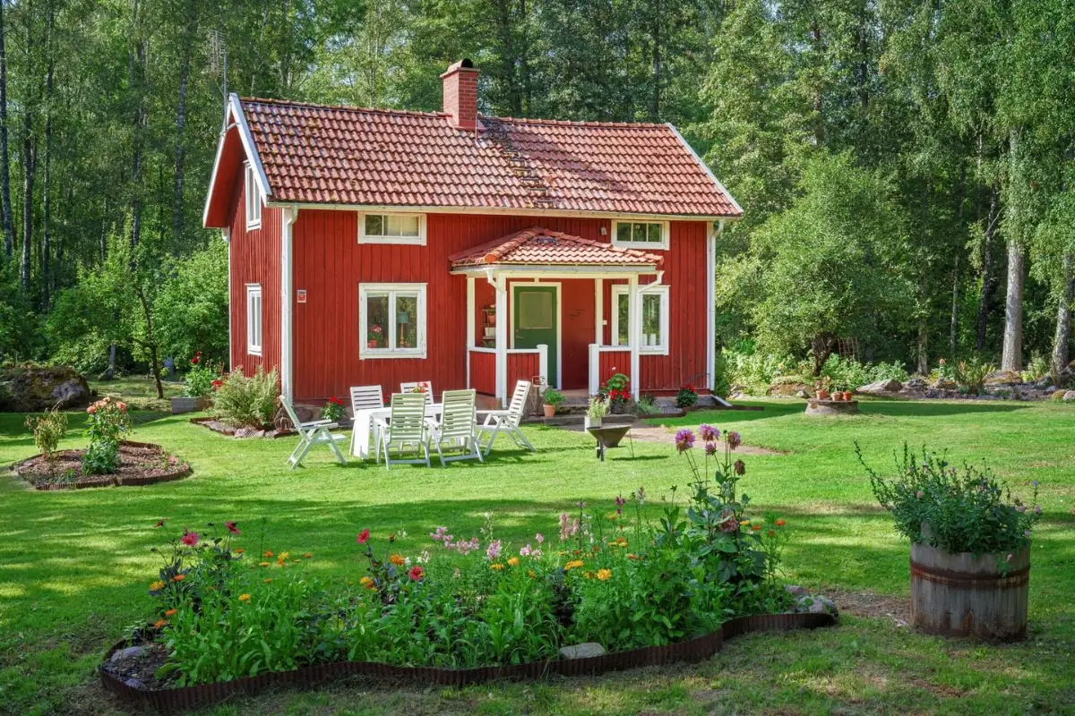 renovated-early-20th-century-cottage-large-garden-central-sweden-cheapscandihomes