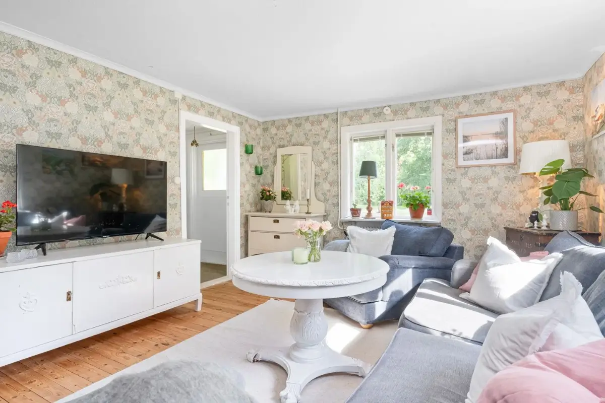 renovated-early-20th-century-cottage-large-garden-central-sweden-cheapscandihomes