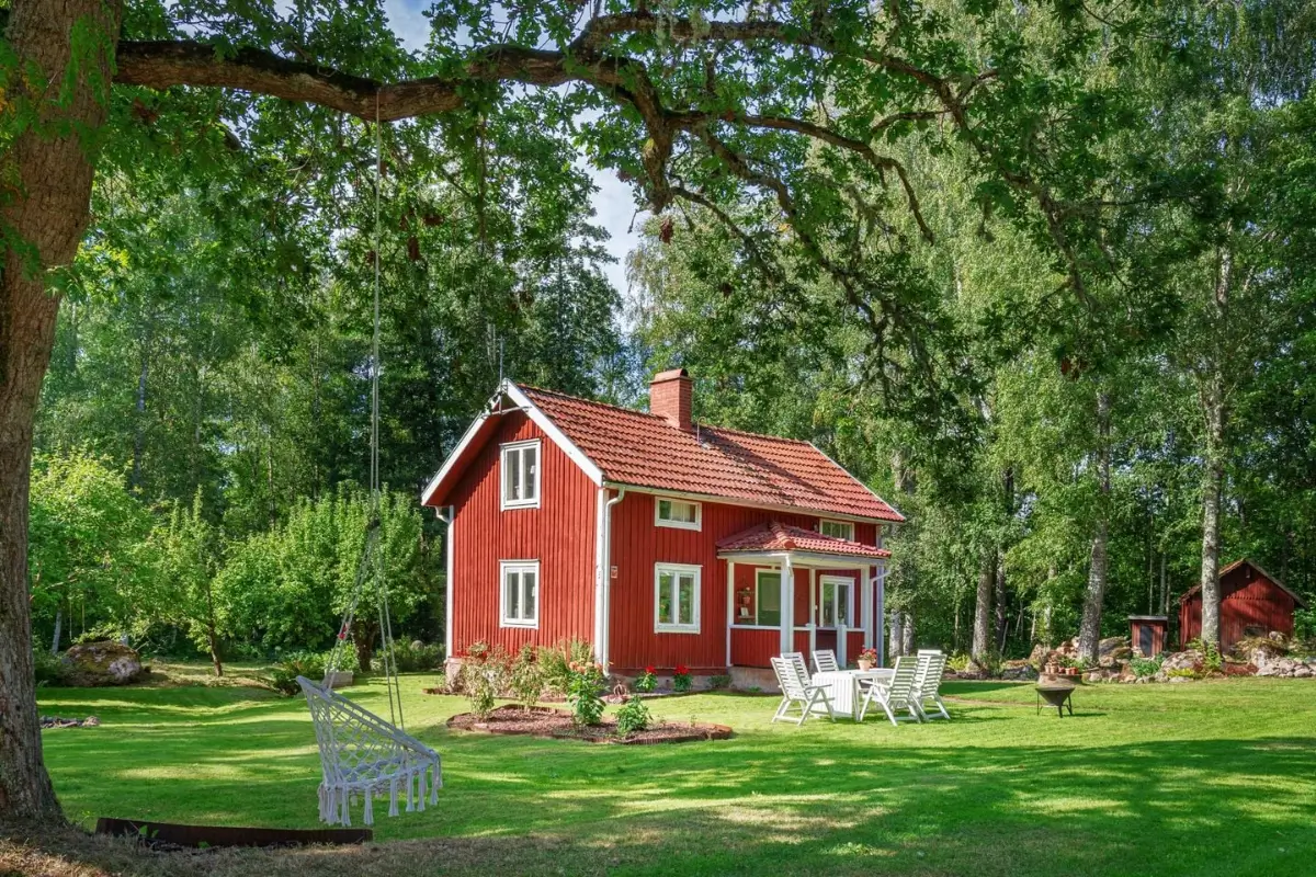 renovated-early-20th-century-cottage-large-garden-central-sweden-cheapscandihomes