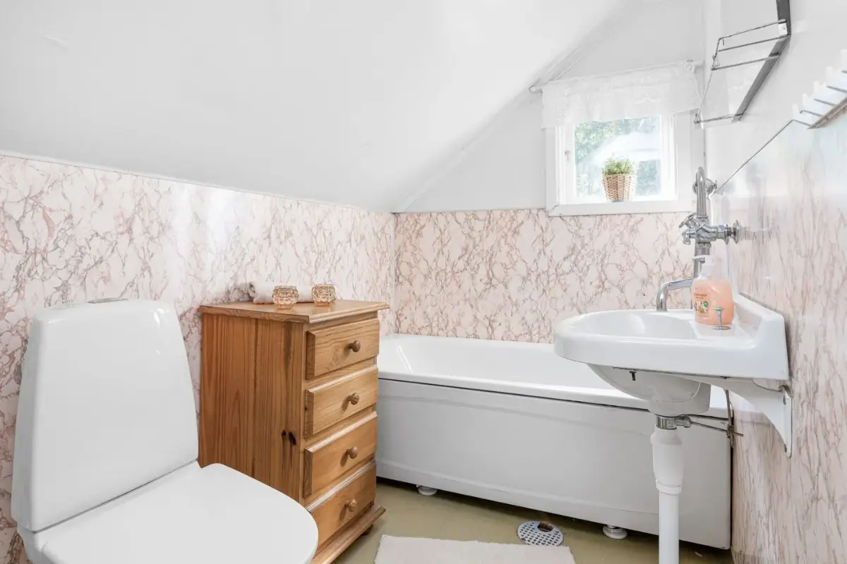 renovated-early-20th-century-cottage-large-garden-central-sweden-cheapscandihomes