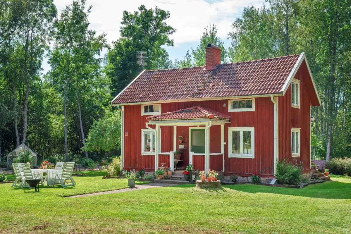 renovated-early-20th-century-cottage-large-garden-central-sweden-cheapscandihomes