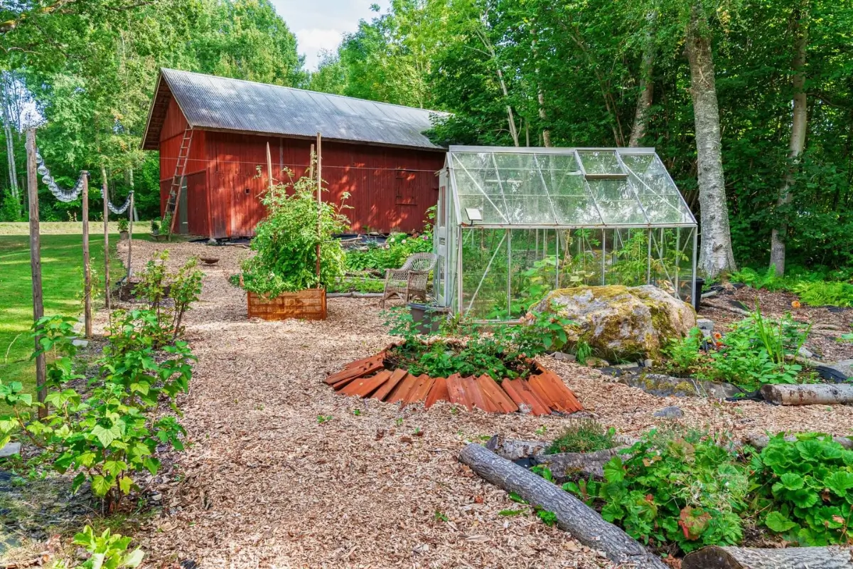 renovated-early-20th-century-cottage-large-garden-central-sweden-cheapscandihomes