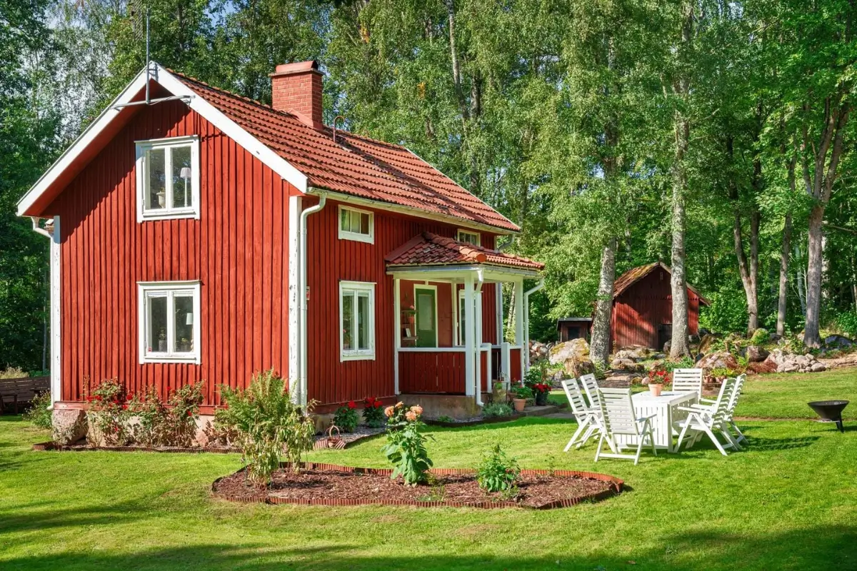 renovated-early-20th-century-cottage-large-garden-central-sweden-cheapscandihomes