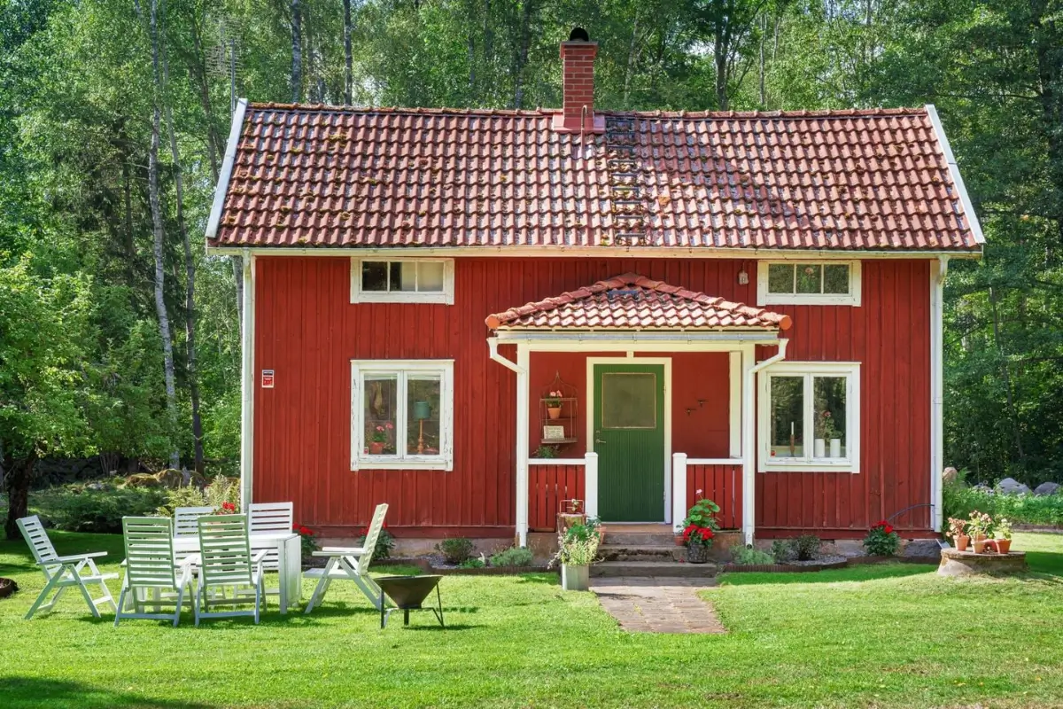 renovated-early-20th-century-cottage-large-garden-central-sweden-cheapscandihomes