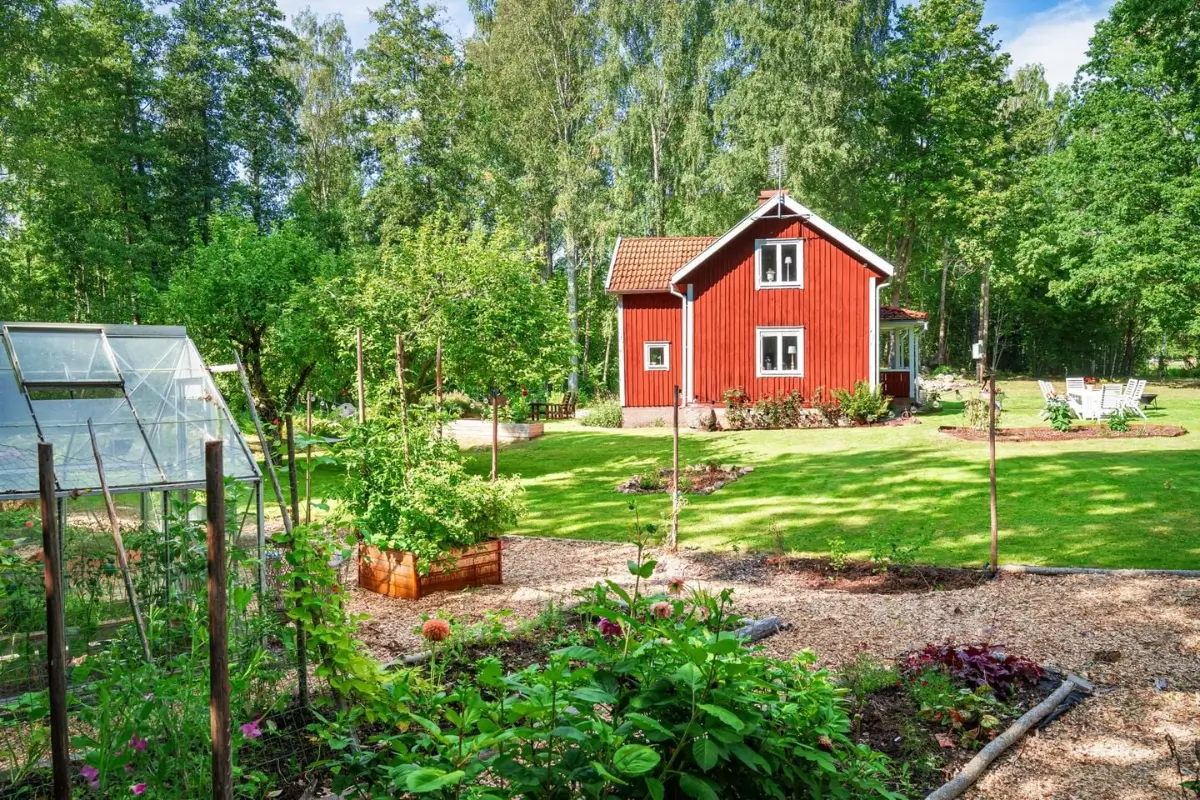 renovated-early-20th-century-cottage-large-garden-central-sweden-cheapscandihomes