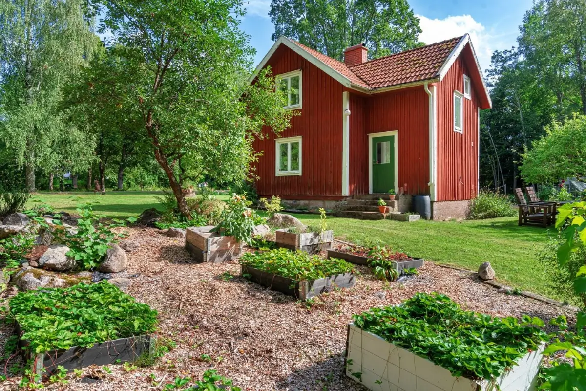 renovated-early-20th-century-cottage-large-garden-central-sweden-cheapscandihomes