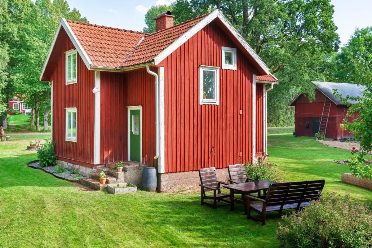 renovated-early-20th-century-cottage-large-garden-central-sweden-cheapscandihomes