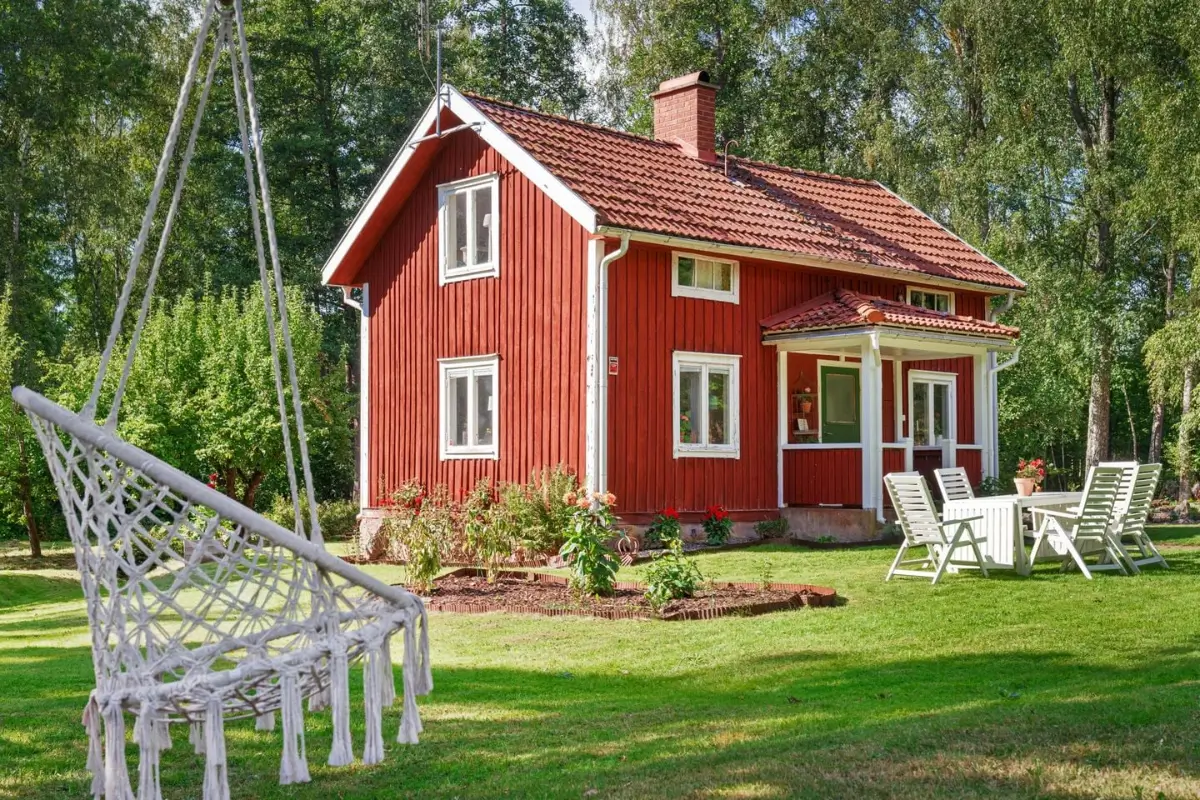renovated-early-20th-century-cottage-large-garden-central-sweden-cheapscandihomes