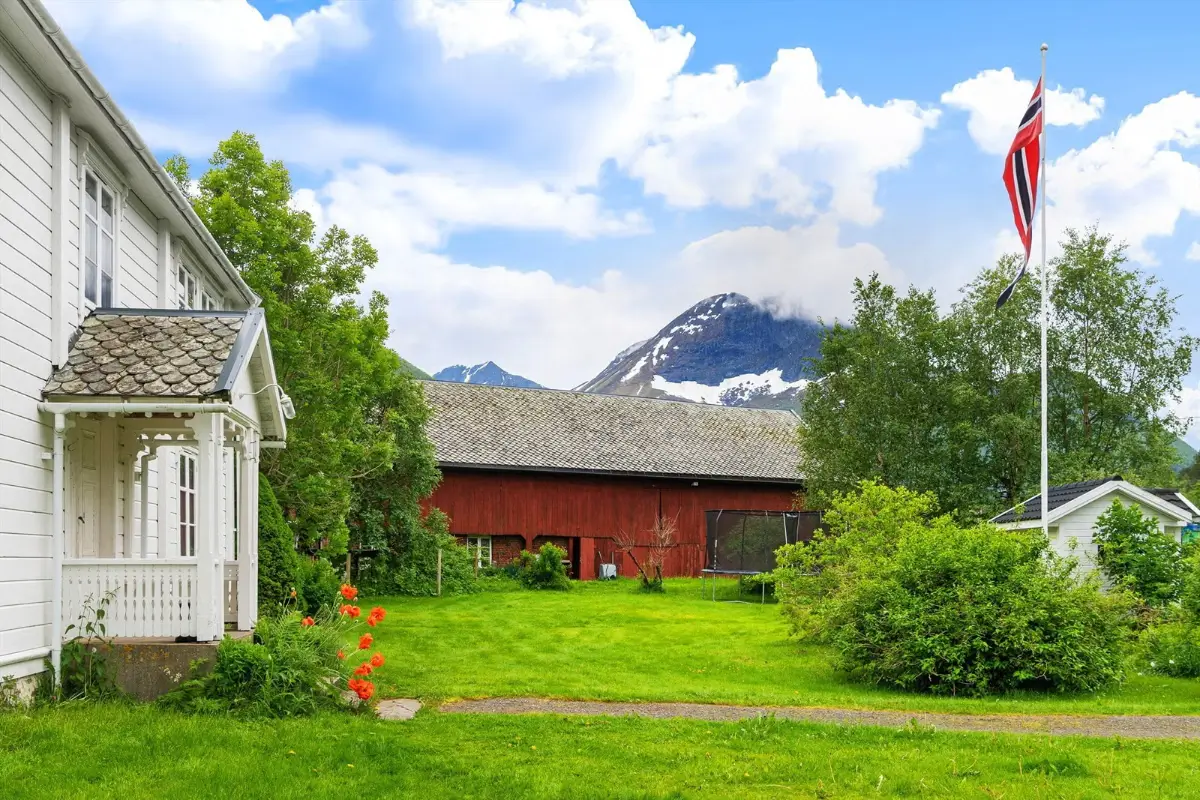 small-farm-west-norway-cheapscandihomes