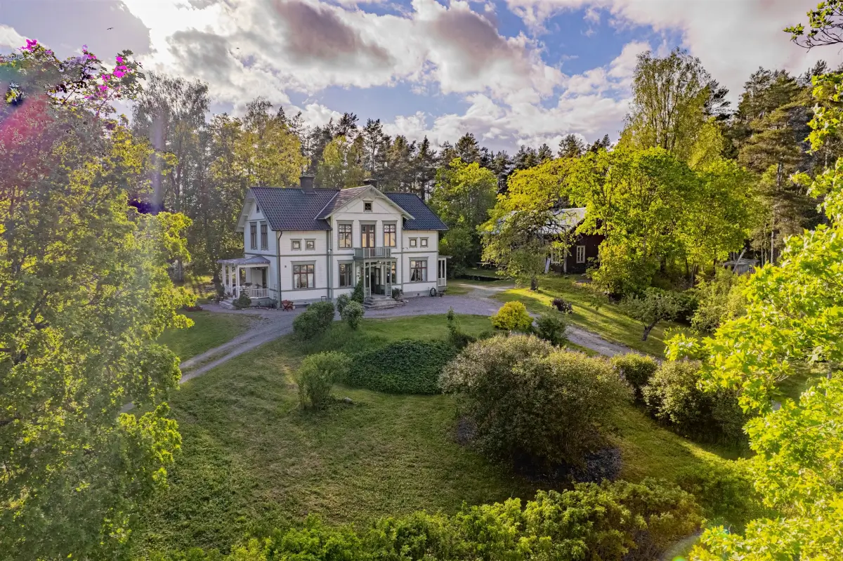 spacious-renovated-turn-of-the-century-house-central-sweden-cheapscandihomes