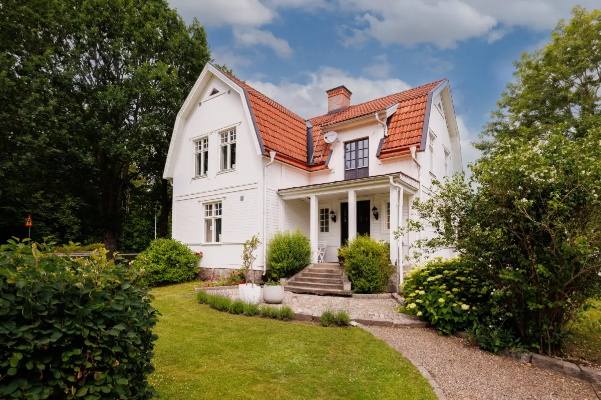 white-1920s-villa-corner-plot-central-sweden-cheapscandihomes