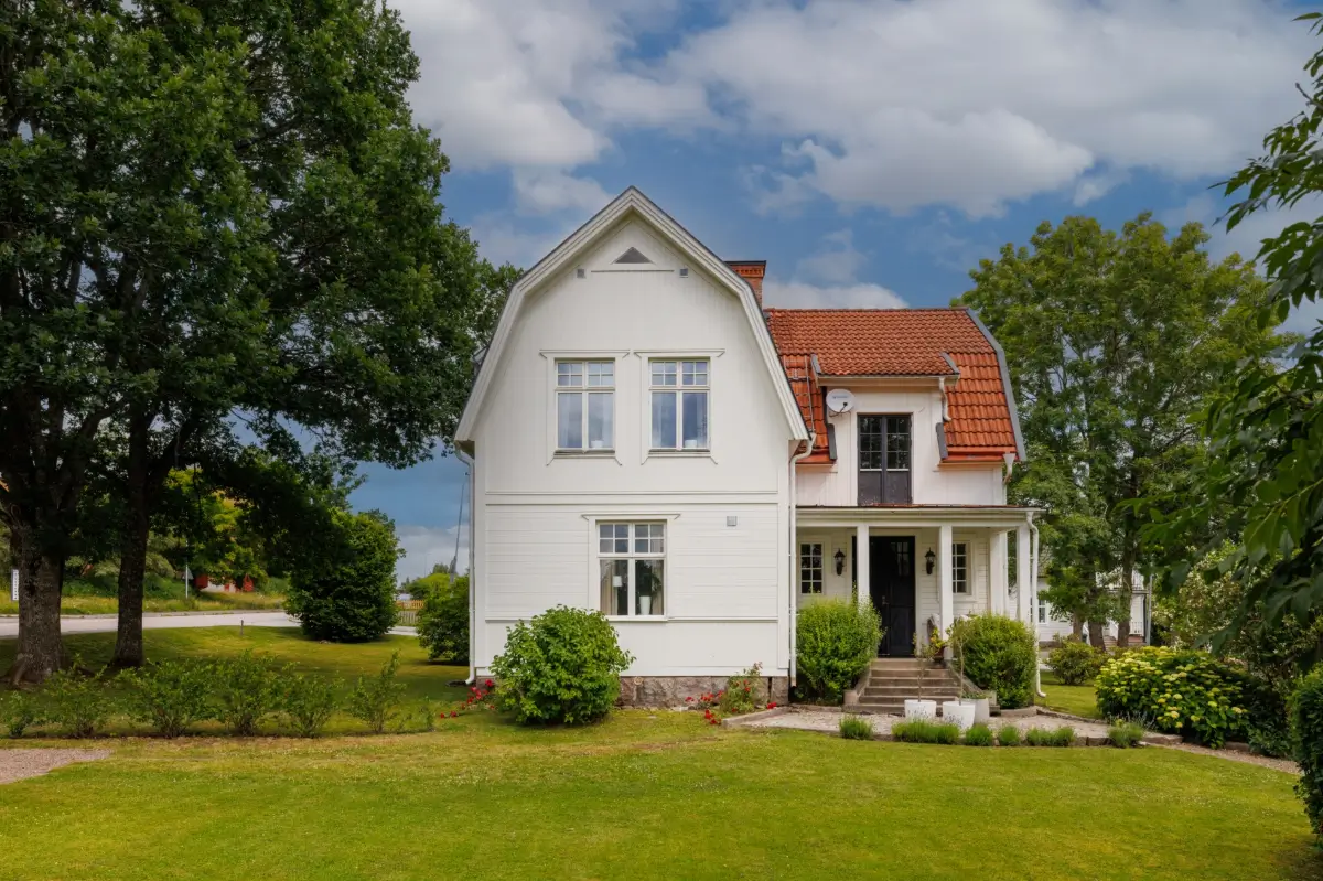 white-1920s-villa-corner-plot-central-sweden-cheapscandihomes