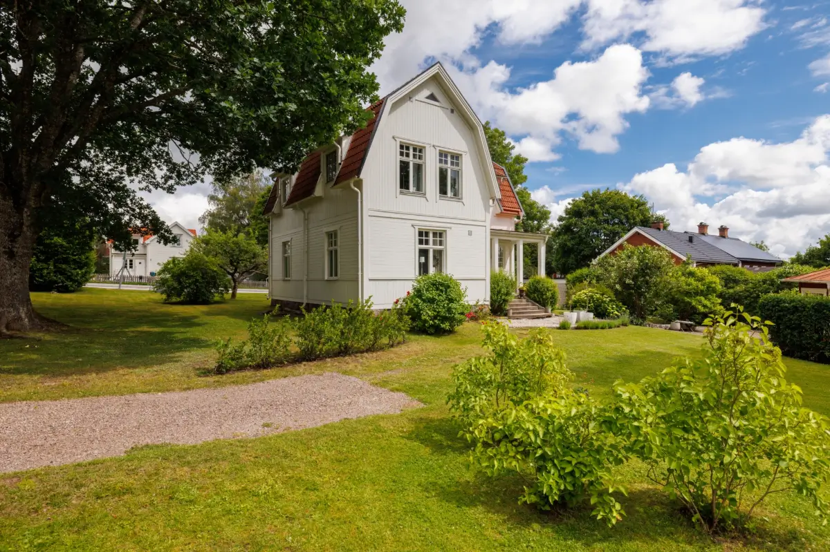 white-1920s-villa-corner-plot-central-sweden-cheapscandihomes