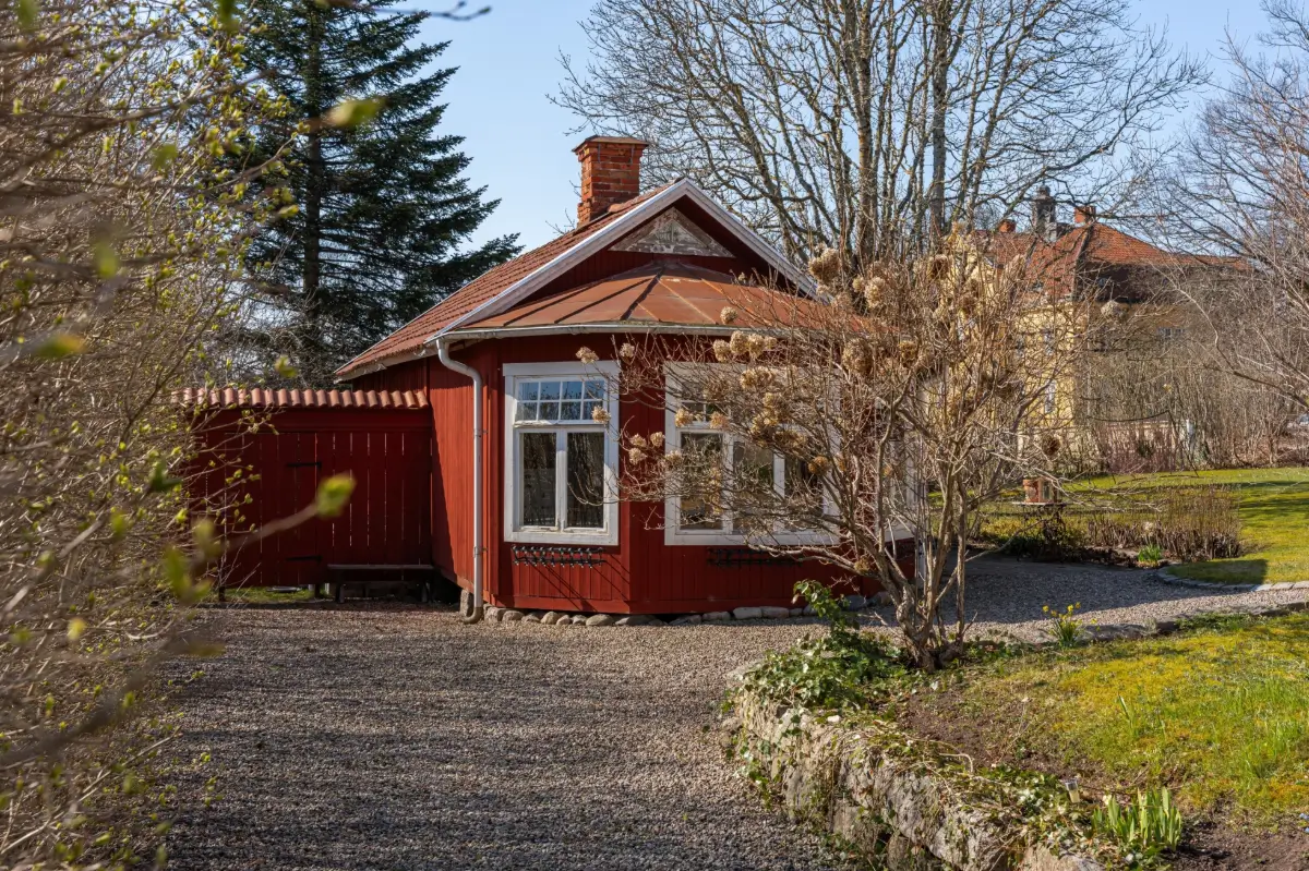 white-1920s-villa-corner-plot-central-sweden-cheapscandihomes