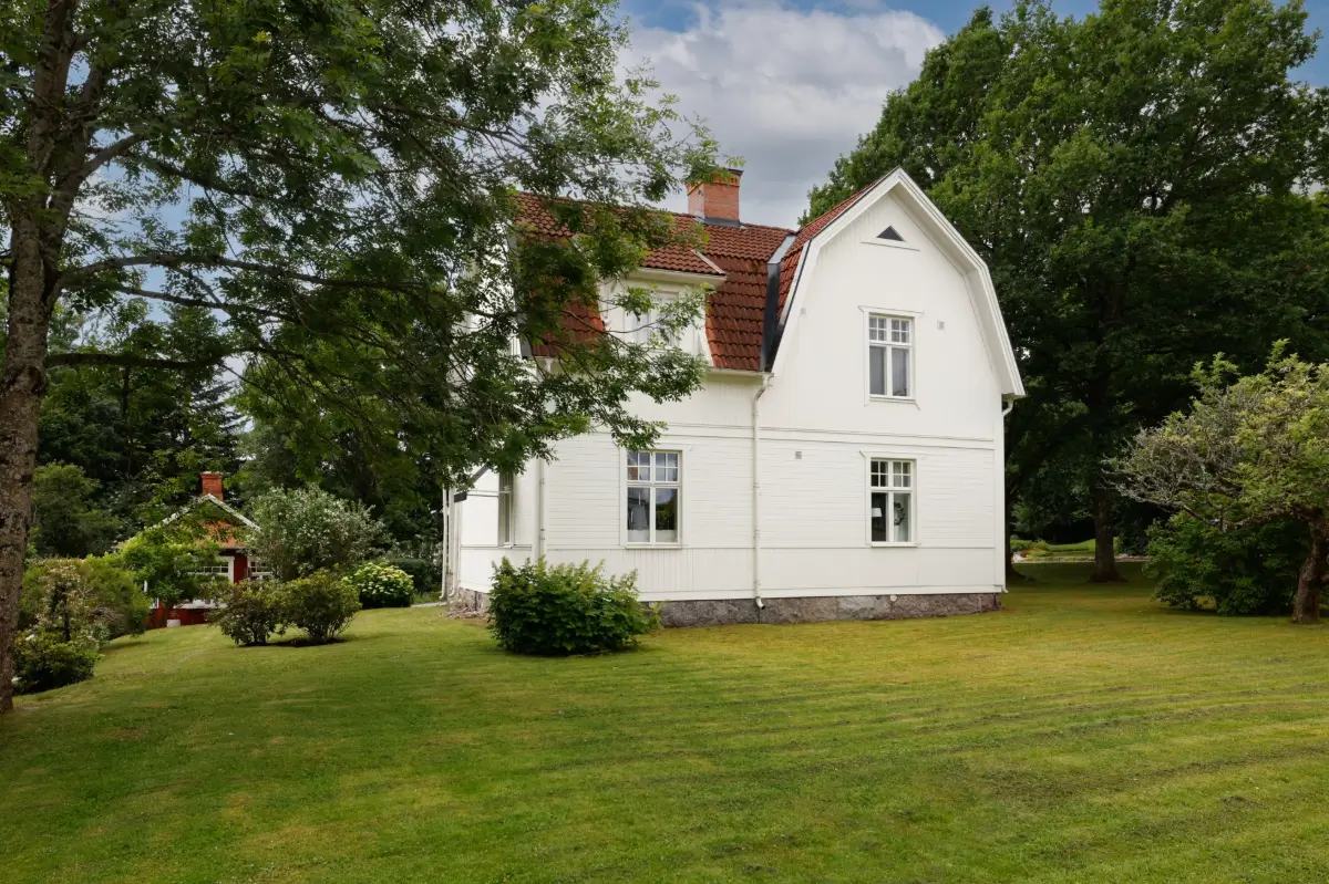 white-1920s-villa-corner-plot-central-sweden-cheapscandihomes