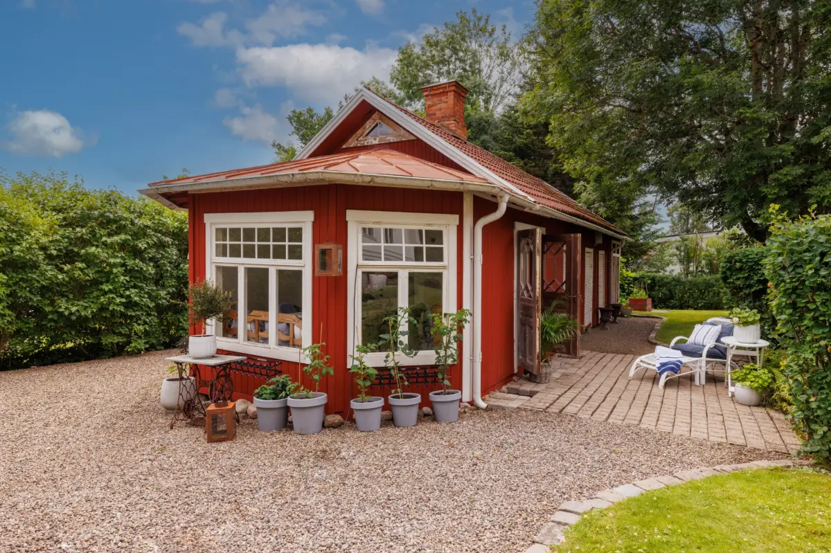 white-1920s-villa-corner-plot-central-sweden-cheapscandihomes