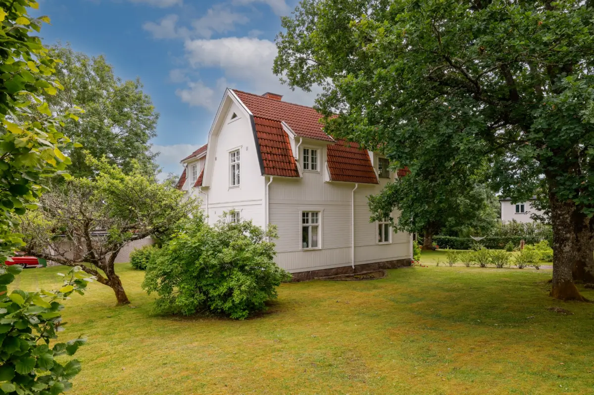 white-1920s-villa-corner-plot-central-sweden-cheapscandihomes