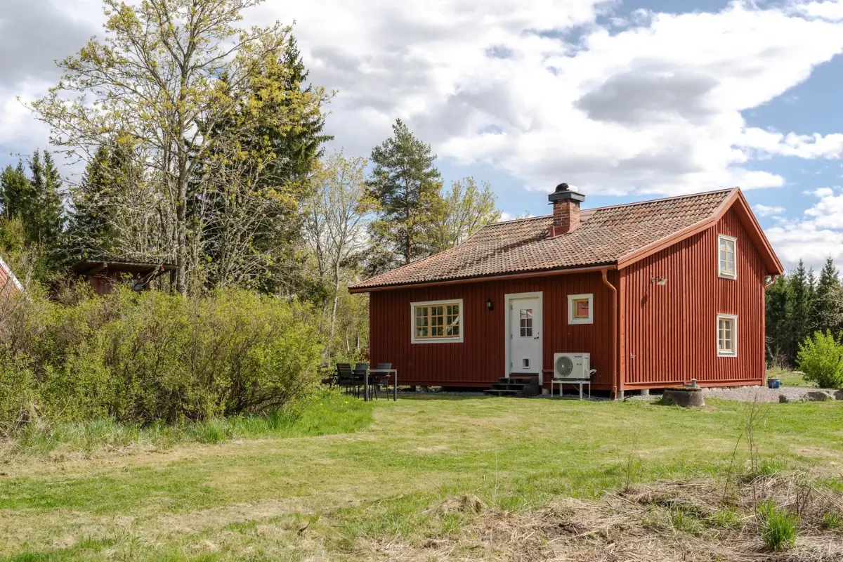 renovated-countryside-cottage-central-sweden-cheap-scandi-homes