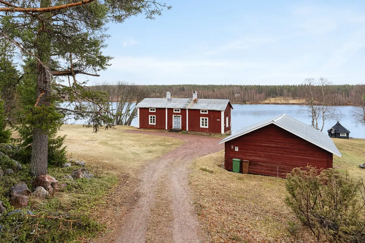 renovated-lakeside-cabin-north-sweden-cheapscandihomes