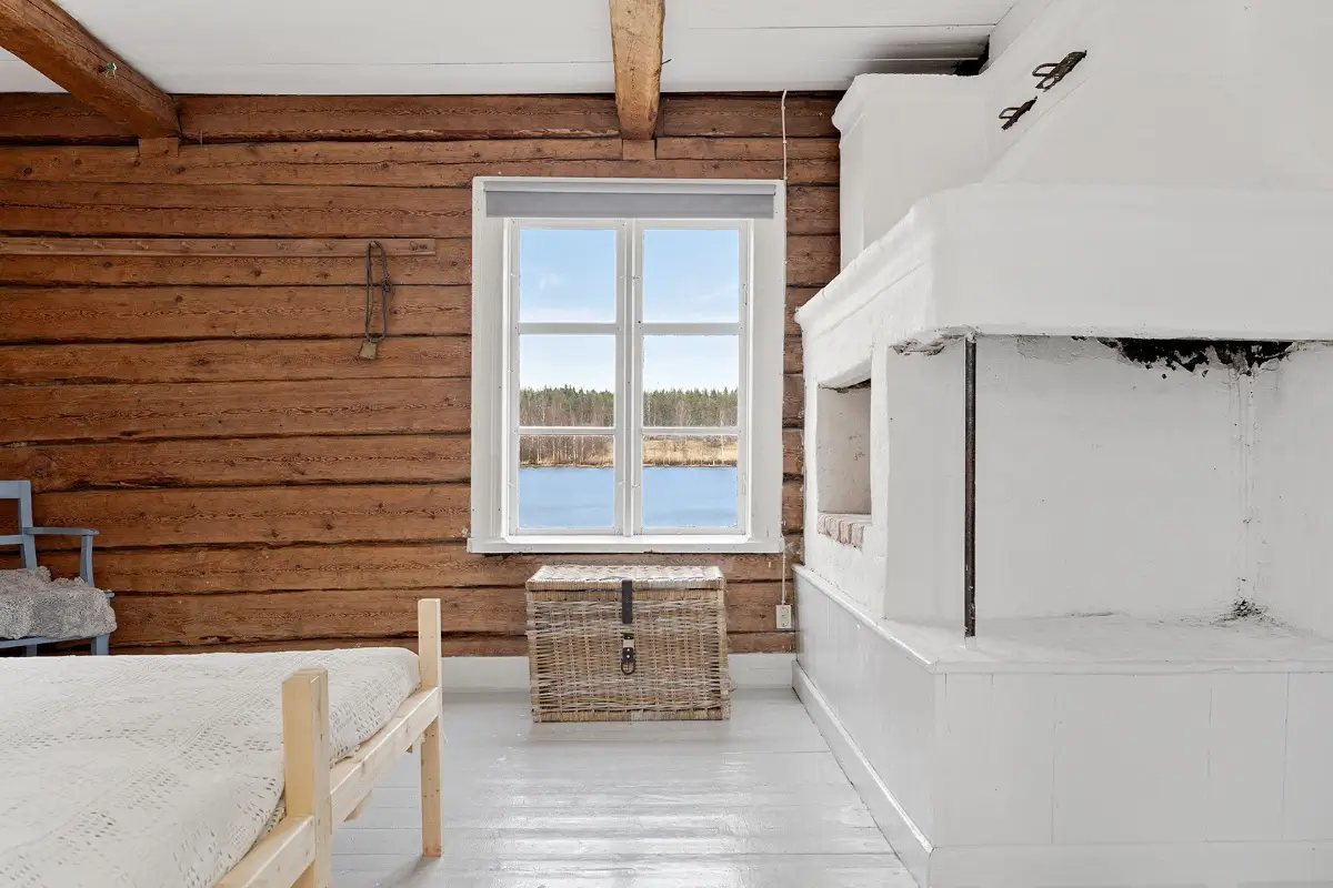 renovated-lakeside-cabin-north-sweden-cheapscandihomes