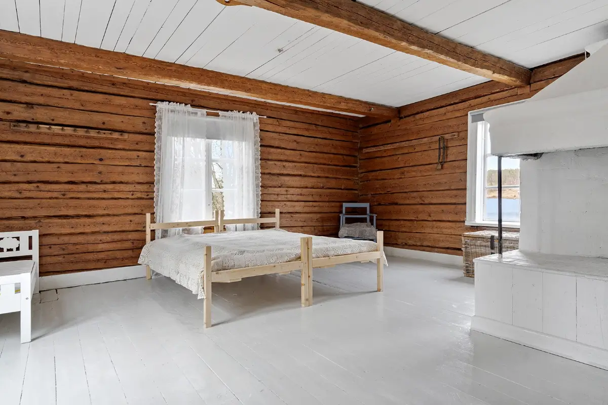 renovated-lakeside-cabin-north-sweden-cheapscandihomes