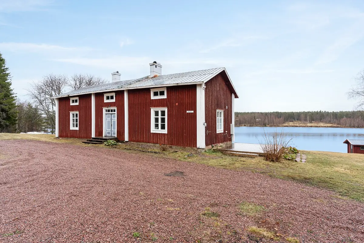 renovated-lakeside-cabin-north-sweden-cheapscandihomes