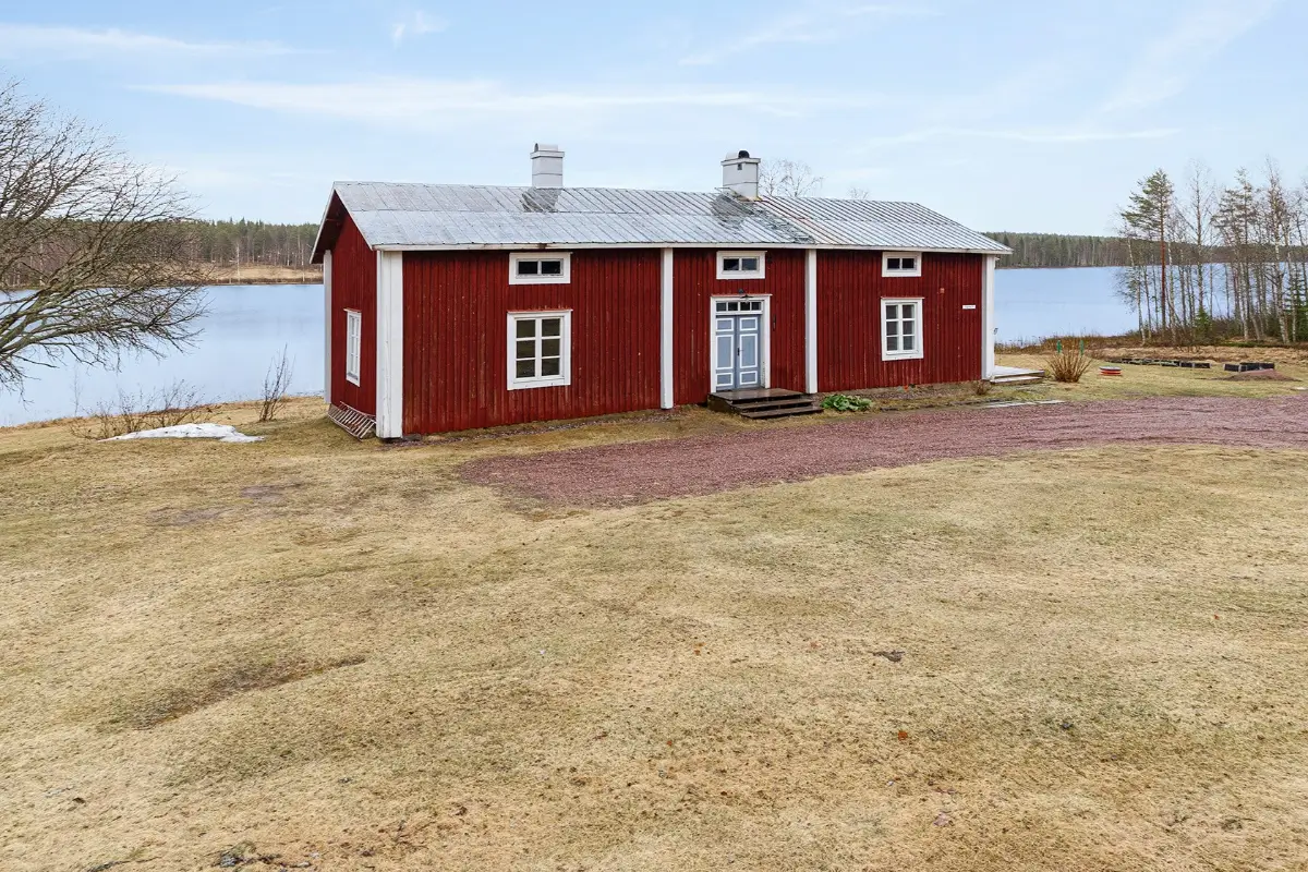 renovated-lakeside-cabin-north-sweden-cheapscandihomes
