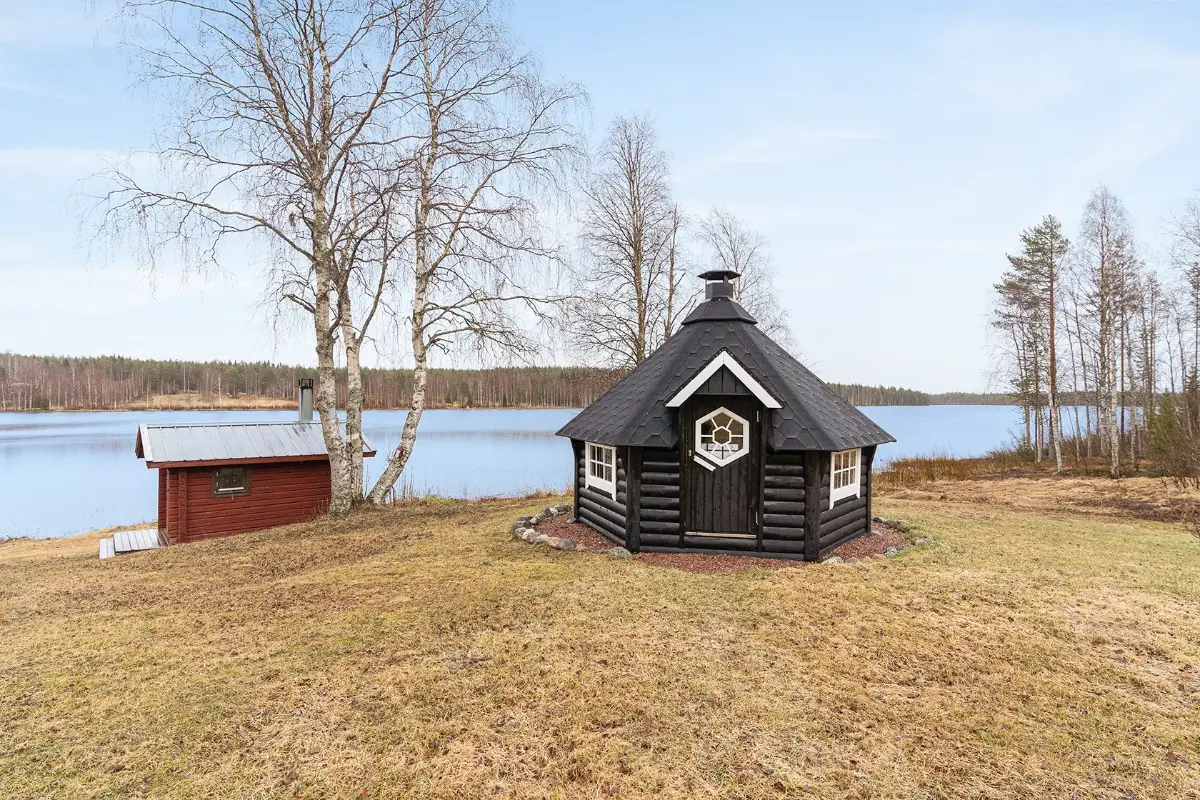 renovated-lakeside-cabin-north-sweden-cheapscandihomes