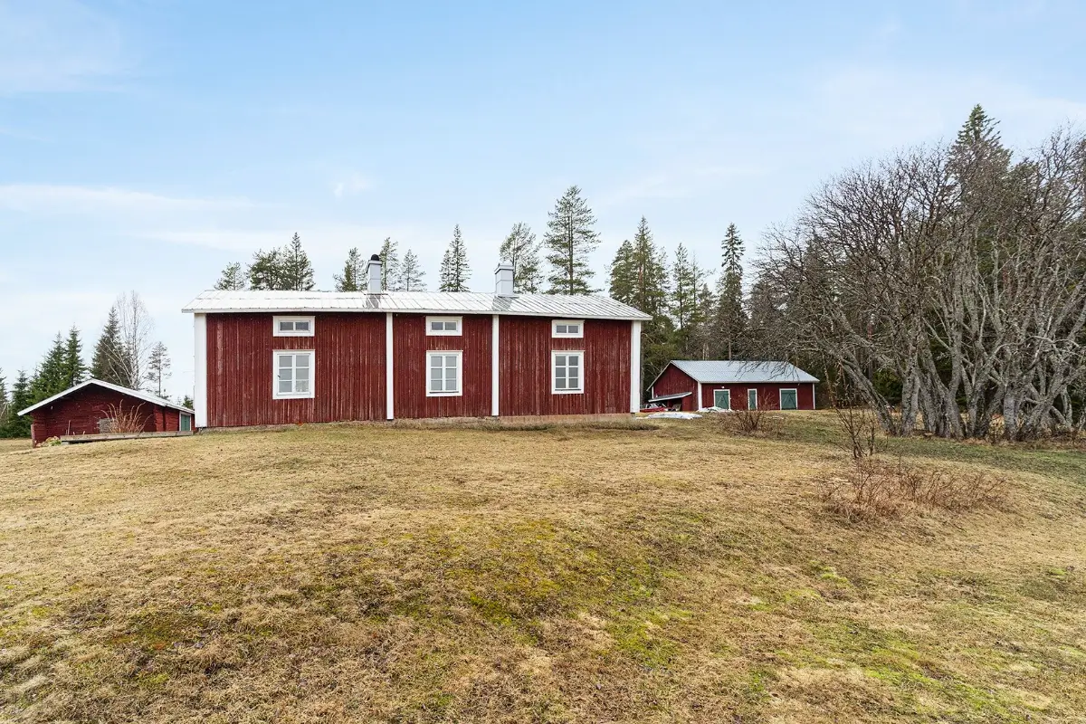 renovated-lakeside-cabin-north-sweden-cheapscandihomes