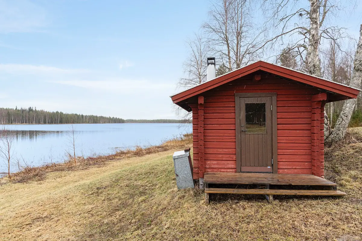 renovated-lakeside-cabin-north-sweden-cheapscandihomes
