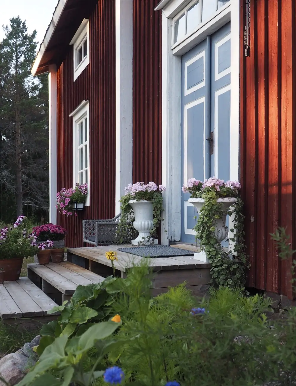 renovated-lakeside-cabin-north-sweden-cheapscandihomes