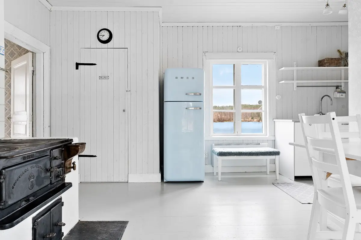 renovated-lakeside-cabin-north-sweden-cheapscandihomes