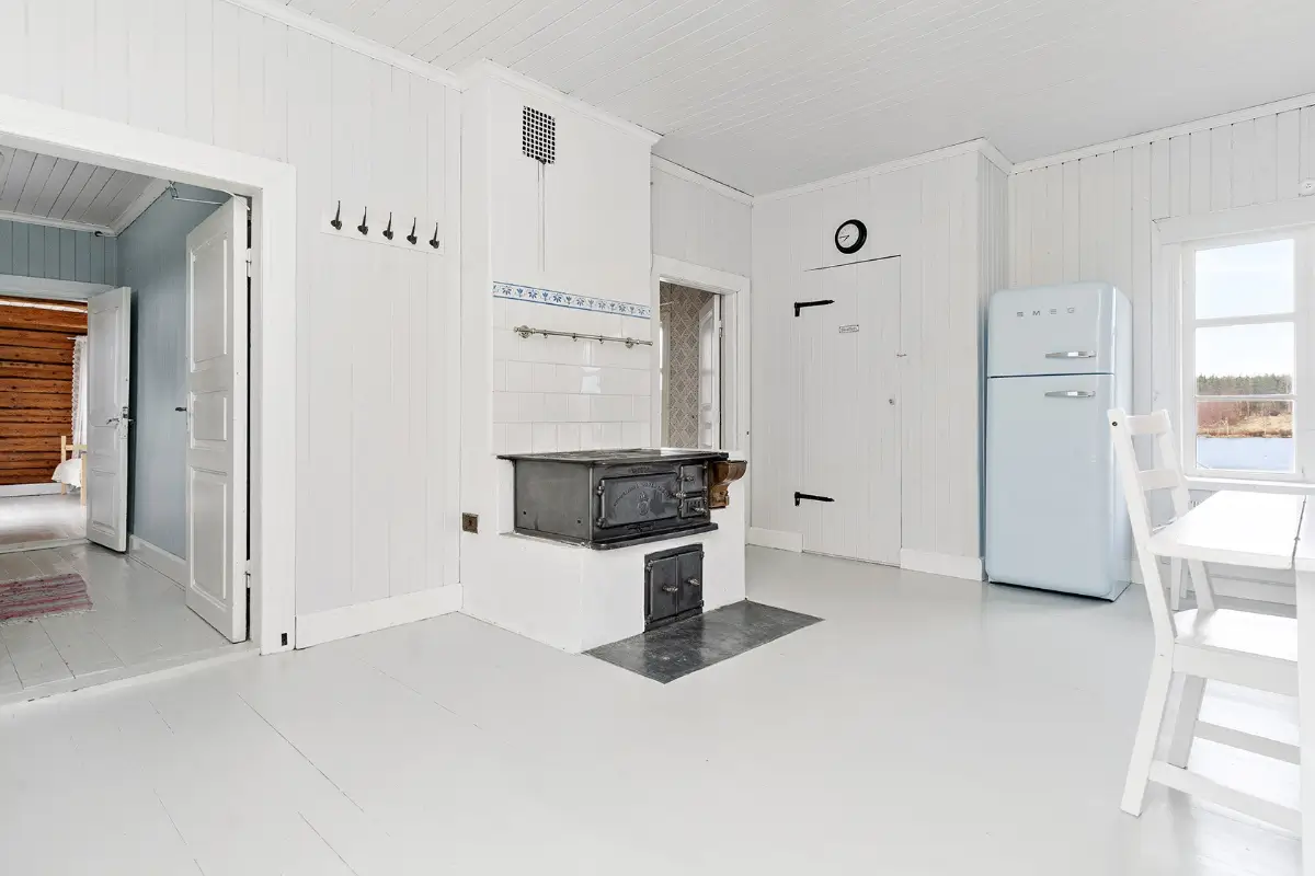 renovated-lakeside-cabin-north-sweden-cheapscandihomes