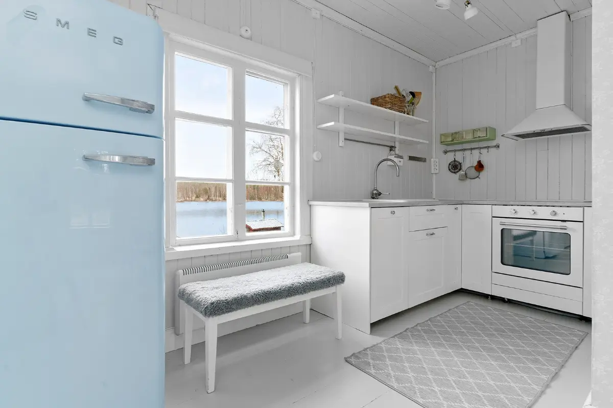 renovated-lakeside-cabin-north-sweden-cheapscandihomes