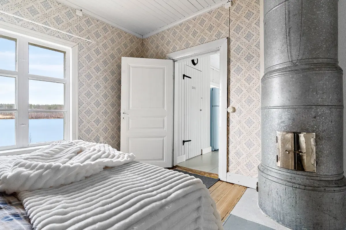 renovated-lakeside-cabin-north-sweden-cheapscandihomes