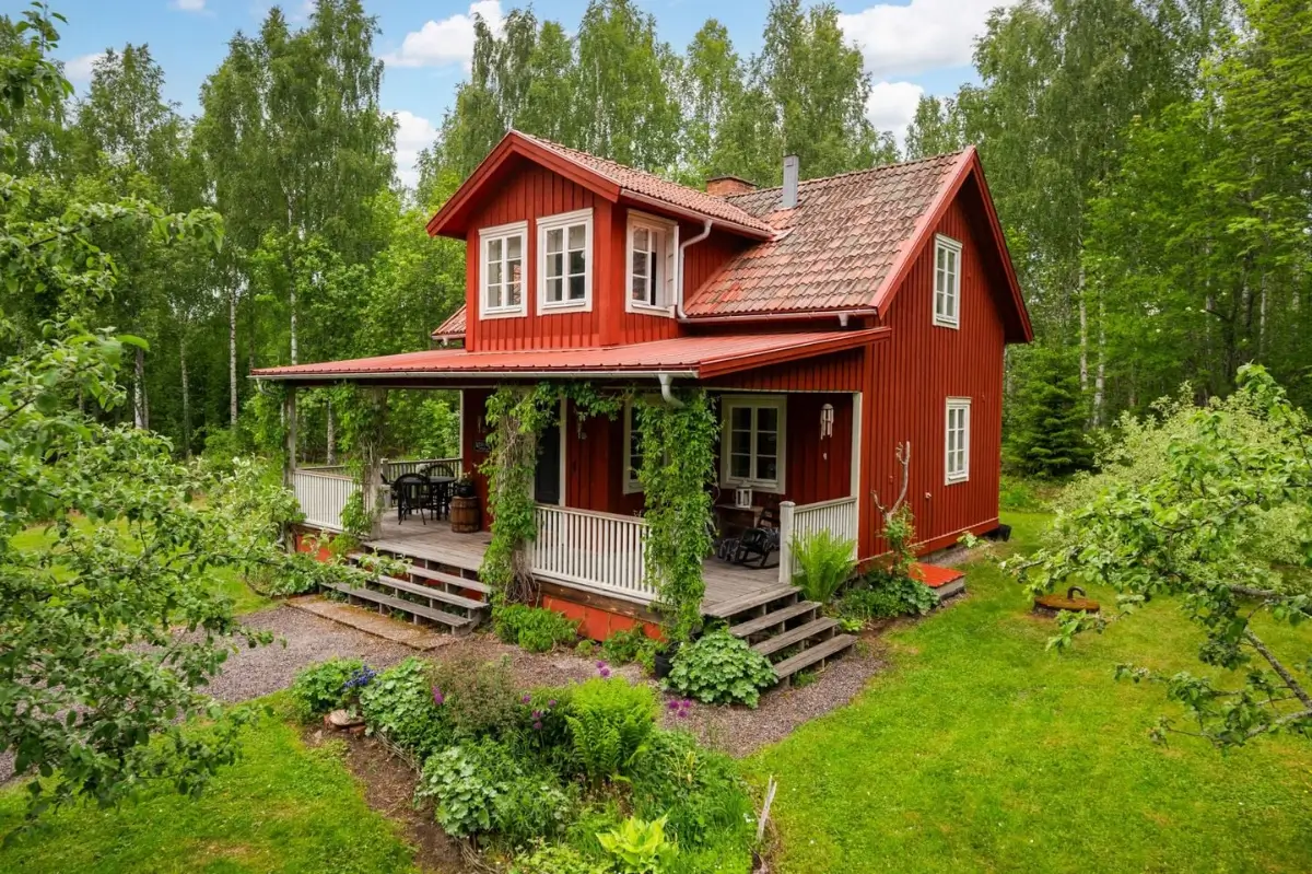 charming-1920s-lakeside-home-central-sweden-cheapscandihomes