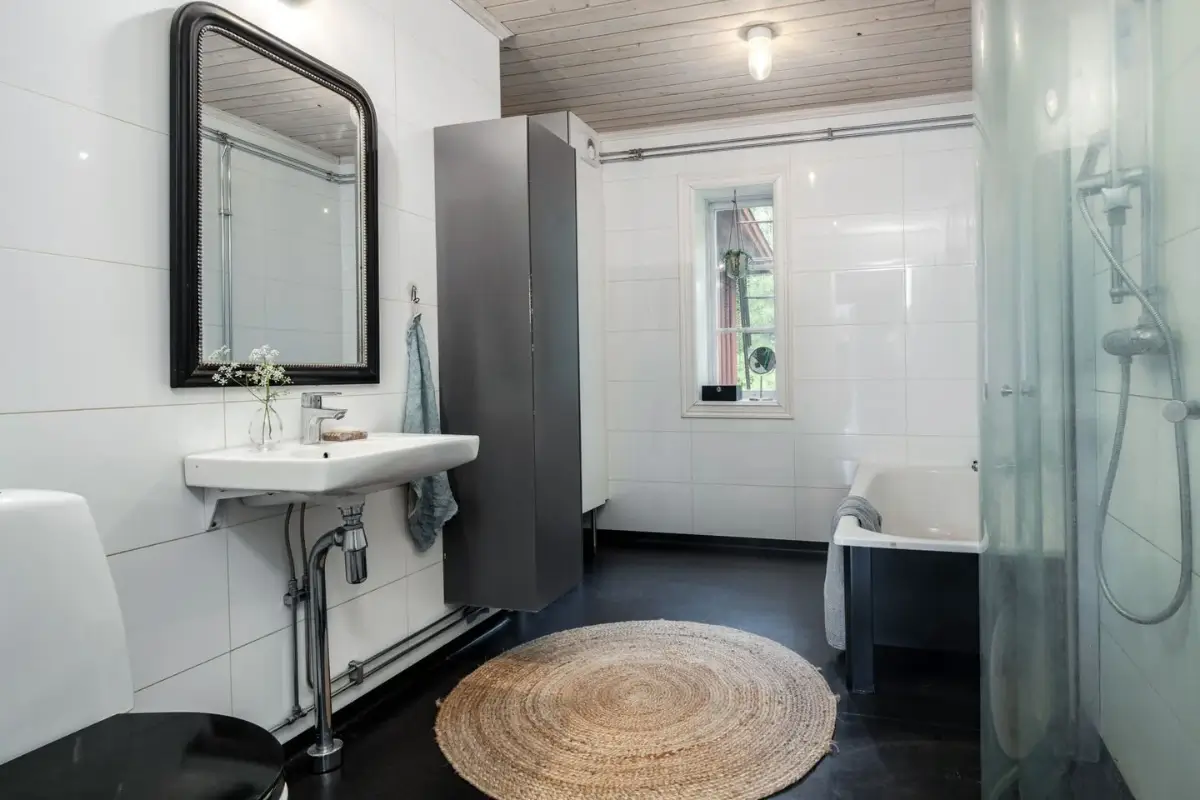 charming-1920s-lakeside-home-central-sweden-cheapscandihomes
