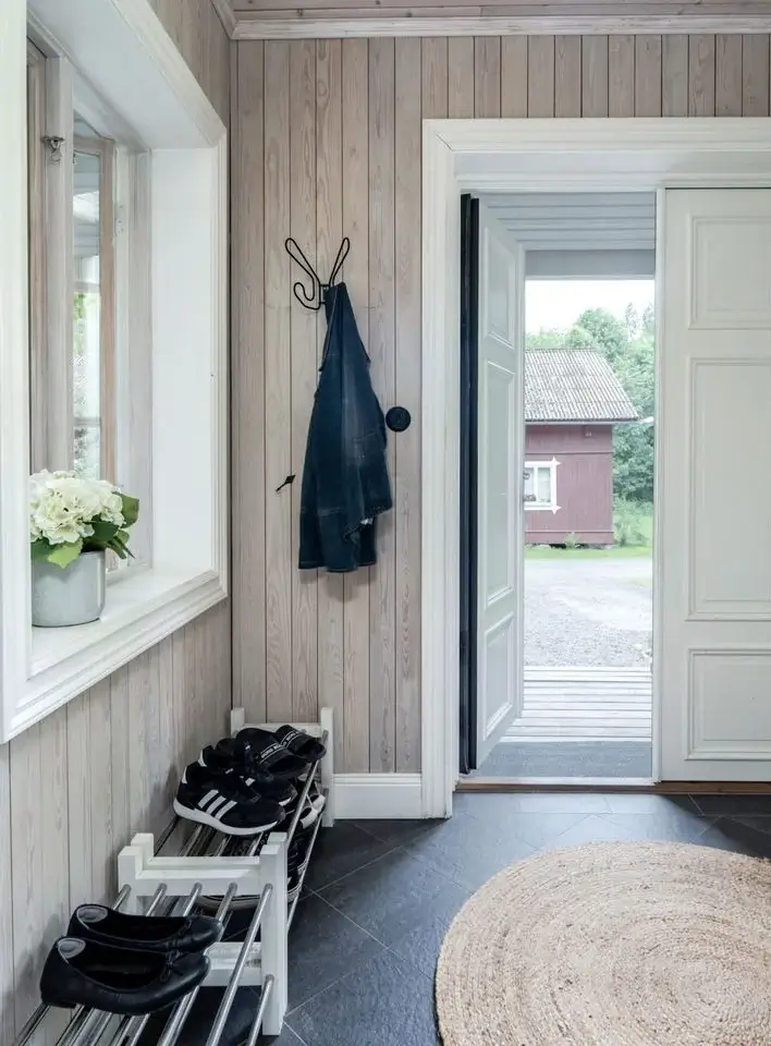 charming-1920s-lakeside-home-central-sweden-cheapscandihomes