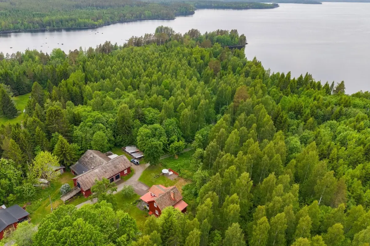 charming-1920s-lakeside-home-central-sweden-cheapscandihomes