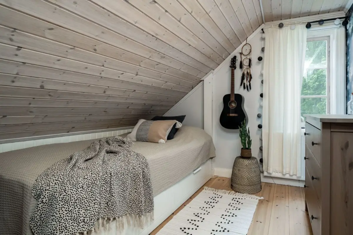charming-1920s-lakeside-home-central-sweden-cheapscandihomes