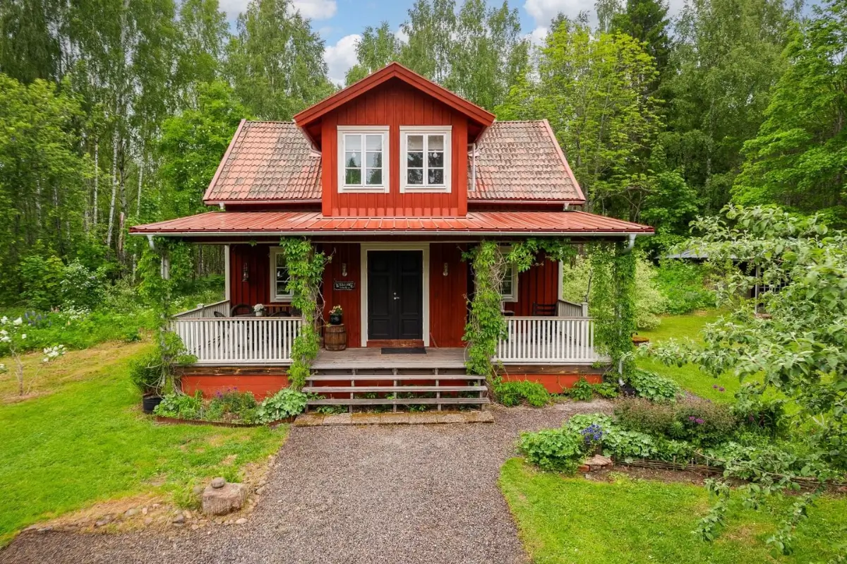 charming-1920s-lakeside-home-central-sweden-cheapscandihomes