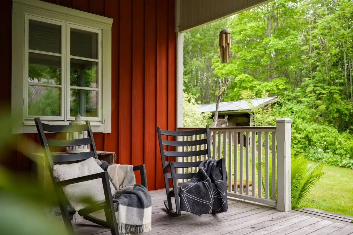 charming-1920s-lakeside-home-central-sweden-cheapscandihomes